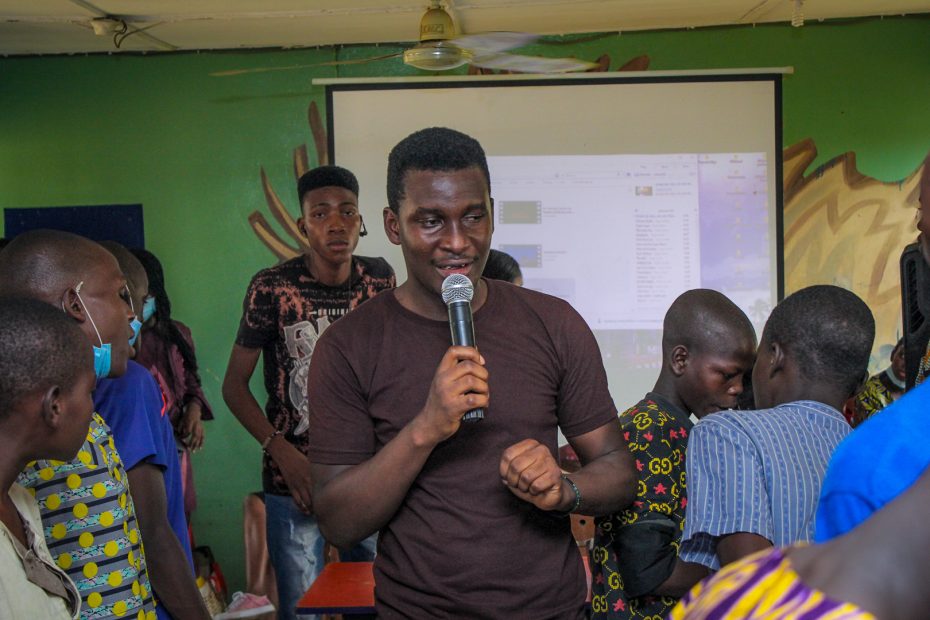 Olalekan Abiola speaking with boys at Correctional facility Oregun